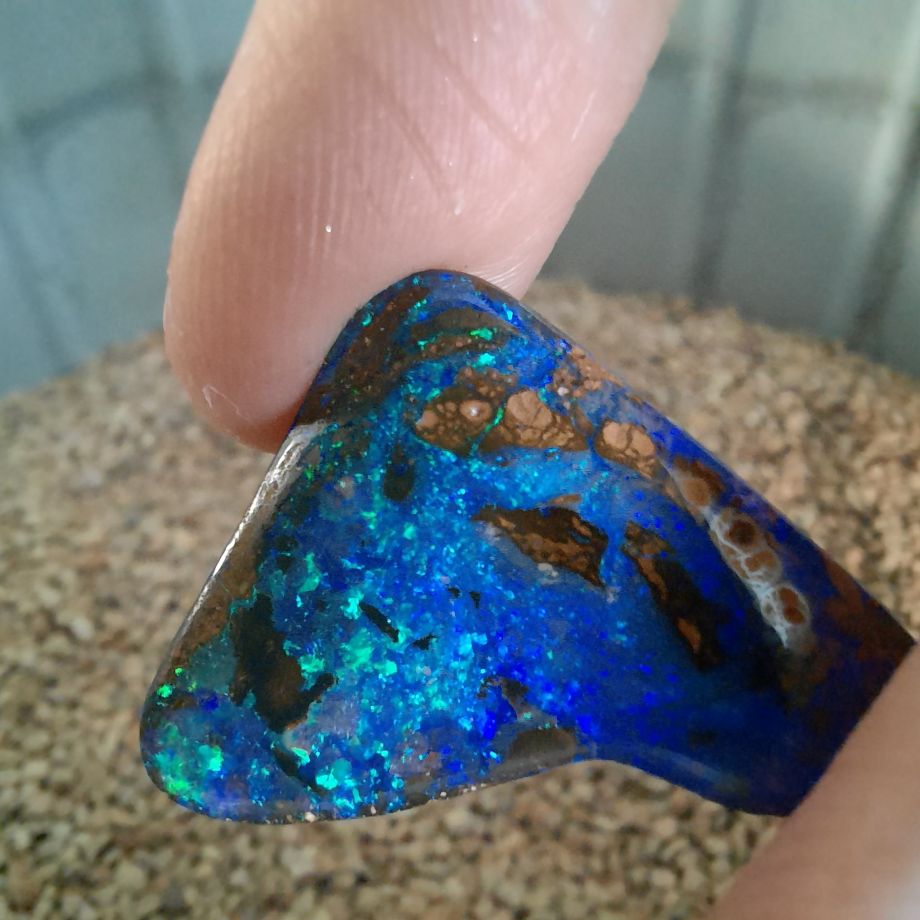 Ein blauer Opal in Herzform