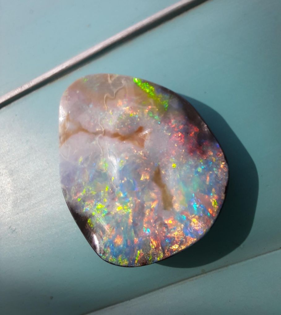 Ein rosa schillernder Opal