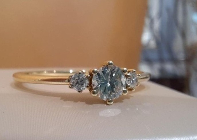 Ein Ring mit drei Steinen in Krappenfassung